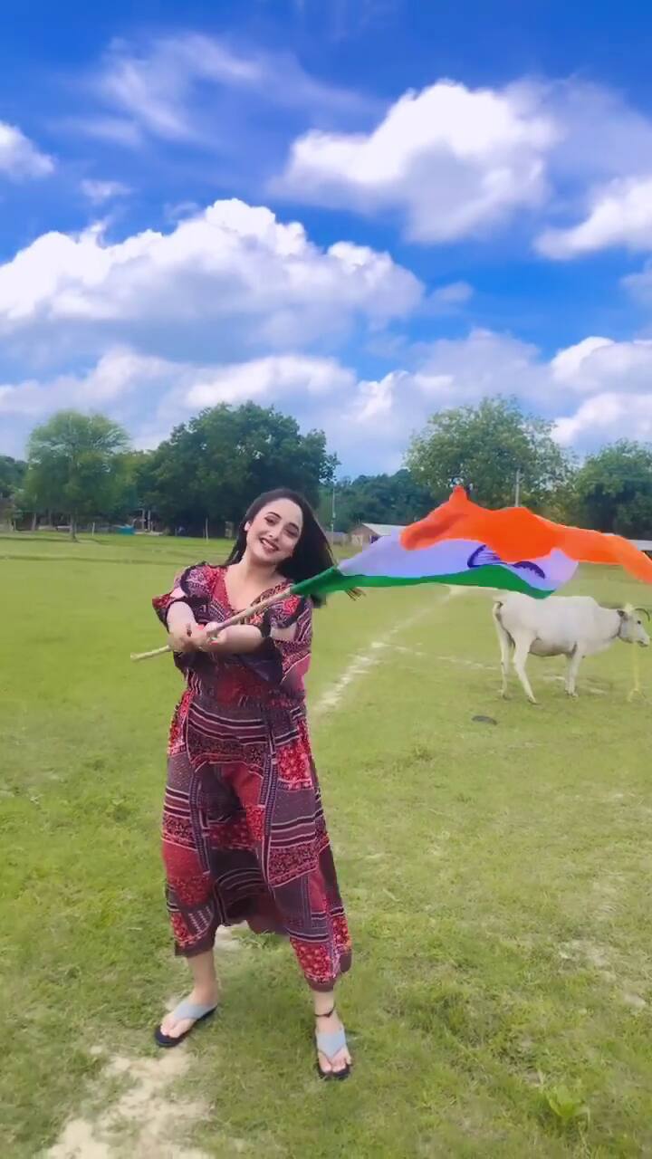 રાની ત્રિરંગો લહેરાવીને સ્વતંત્રતાના 75માં અમૃત ઉત્સવની ઉજવણી કરી રહી છે.