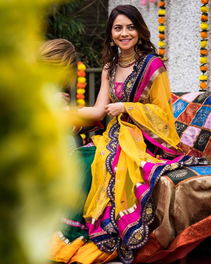 नुकतेच सोनालीने तिच्या भव्य लग्न सोहळ्यातील मेहंदी कार्यक्रमाचे फोटो सोशल मीडियावर शेअर केले आहेत. या फोटोंमध्ये सोनाली खूप सुंदर दिसत आहे.