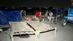 Yamuna Water Level: यमुना का जलस्तर बढ़ने से नोएडा हाईवे को बनाया लोगों ने अपना ठिकाना, खाट लगाकर सोते दिखे, Pics