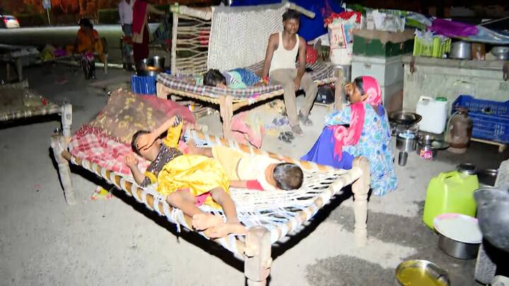 यमुना नदी के बढ़े जलस्तर से लोग काफी परेशान हैं जिसके चलते यमुना खादर का इलाका बाढ़ में डूब गया है. मयूर विहार फेज-1 मेट्रो के सामने से जाने वाले हाईवे के किनारे लोगों का जमावड़ा देखने को मिल रहा है. कहीं खाना बन रहा है तो कहीं खुले आसमान के नीचे छोटे बच्चे सोते दिखाई दे रहे हैं.