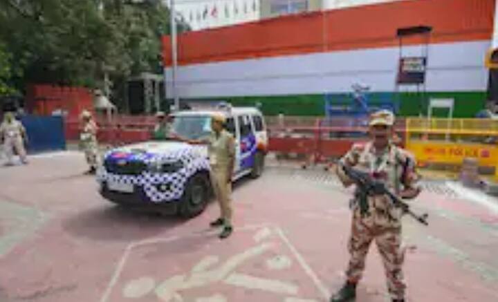 সোমবার সকালে লালকেল্লায় ২৫০ জন বিশিষ্টজনের দেখা মিলবে। অনুষ্ঠানে ৮ থেকে ১০ হাজার মানুষ শামিল হবেন বলে অনুমান করা হচ্ছে। তাই লালকেল্লা চত্বর ছাড়াও আশেপাশের এলাকায় ১০০০ সিসিটিভি ক্যামেরা বসানো হয়েছে।