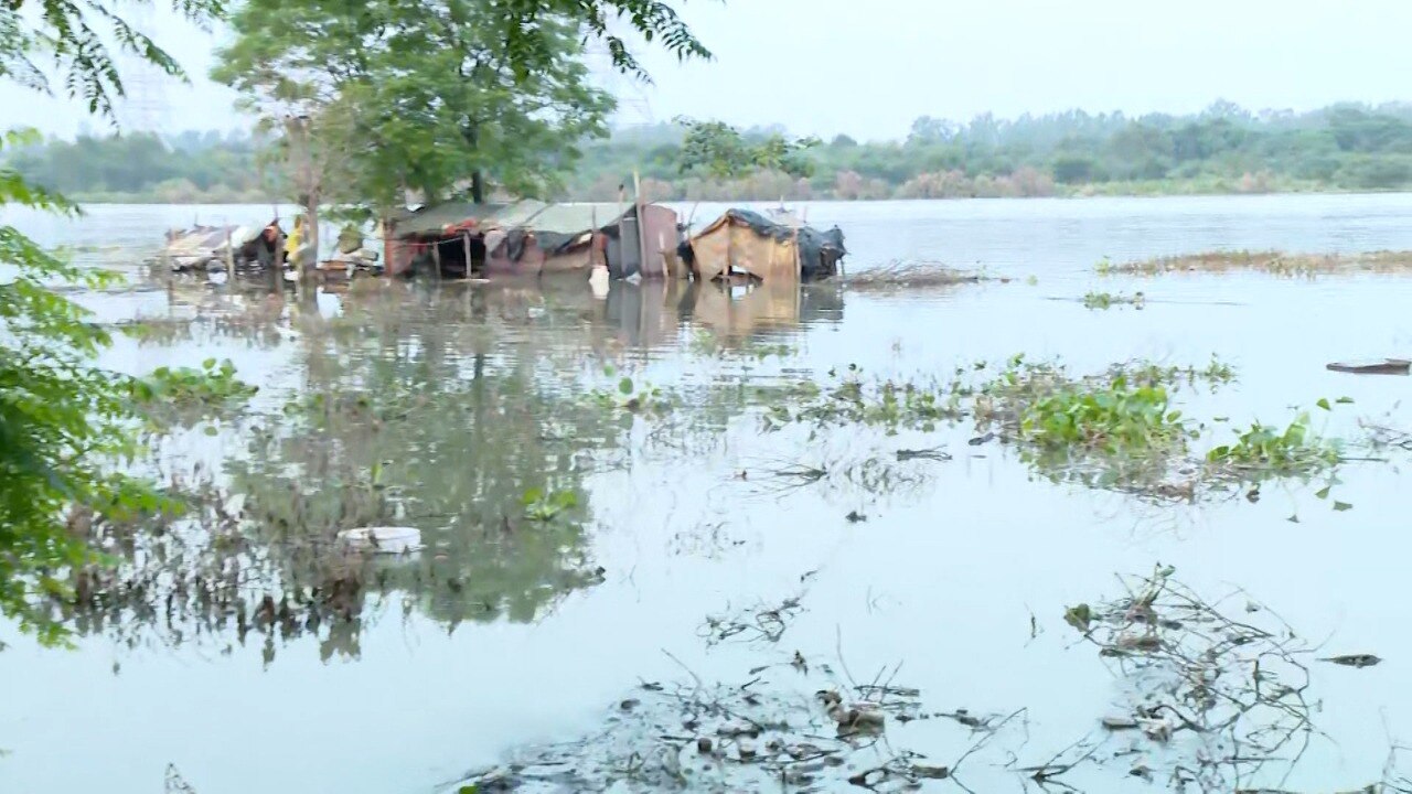 Yamuna Water Level: यमुना का जलस्तर बढ़ने से नोएडा हाईवे पर रहने को मजबूर हुए लोग, बोले- सरकार से नहीं मिली कोई मदद