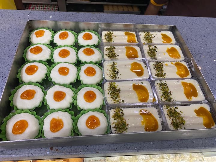 কলকাতার বিখ্যাত বেশ কিছু মিষ্টির দোকানে 'আজাদি কি অমৃত মহোৎসব' উপলক্ষে এবার তৈরি হল তেরঙ্গা মিষ্টি। নামের বাহারের সঙ্গে সঙ্গে দেখনদারিতেও সেই সব মিষ্টিতে রয়েছে চমক।