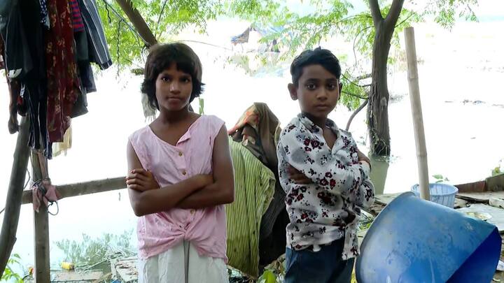 सामने आयी तस्वीरों में बड़ें, बुजुर्ग और बच्चे हाईवे किनारे खाट पर बैठे और सोते दिखाई दिए. लोग खाना बनाते भी दिखाई दिए.