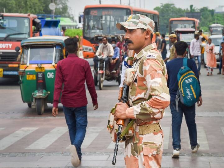 लाल किले पर बहुस्तरीय सुरक्षा व्यवस्था की गई है.