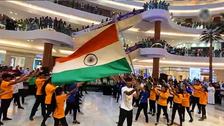 Independence Day 2022: Flash dance in mall of Dubai on occasion of independence day Independence Day 2022: UAE માં પણ ભારતના સ્વતંત્રતા દિવસની ધૂમ, Dubaiના મોલમાં ભારતીયોએ કર્યો Flash Dance