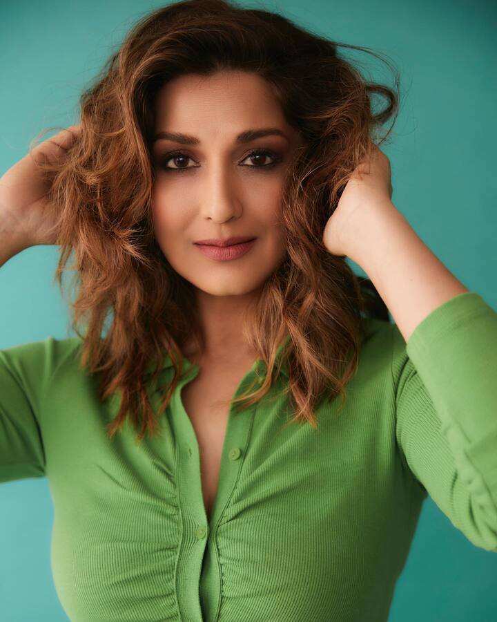 इन्स्टाग्रामवर शेअर केलेल्या फोटोमध्ये सोनालीने ग्रीन रंगाचा टॉप आणि व्हाईट पँट घातलेली दिसत आहे.(फोटो सौजन्य :iamsonalibendre/इंस्टाग्राम )