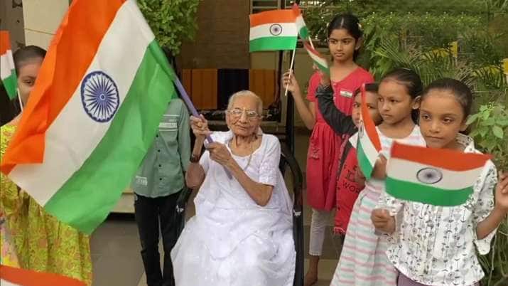 pm modi mother distributes national flag tiranga among children in gandhinagar gujarat photo viral marathi news PM Modi : वयाच्या शंभरीतही PM मोदींच्या मातोश्रींची देशभक्ती पाहून सारेच आश्चर्यचकित, नेटकऱ्यांकडून कौतुकाचा वर्षाव
