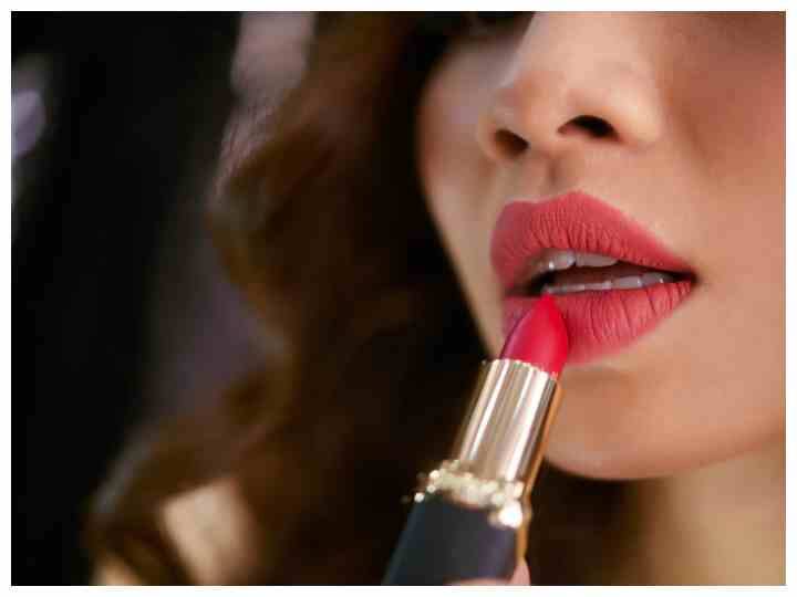 Lips Care : मैट लिपस्टिक को लगाते समय इन बातों का रखें ध्यान, स्मूद टच से मिलेगा बेहतर लुक how to make lipstick matte without translucent powder Lips Care : मैट लिपस्टिक को लगाते समय इन बातों का रखें ध्यान, स्मूद टच से मिलेगा बेहतर लुक