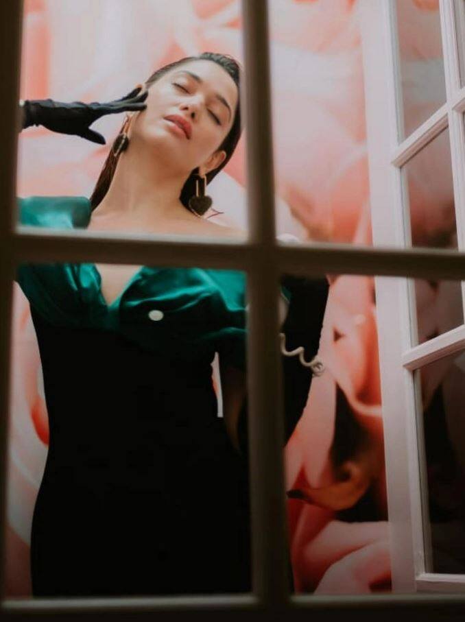 તમન્ના ભાટિયા સોશિયલ મીડિયા પર ઘણી સક્રિય છે જ્યાં તે સામાન્ય રીતે તેના પ્રશંસકોને અપડેટ અને ખુશ રાખીને તેના અંગત જીવનની ઝલક શેર કરે છે. તાજેતરમાં, તમન્નાએ  તેના ઇન્સ્ટાગ્રામ પર તસવીરો શેર કરી.