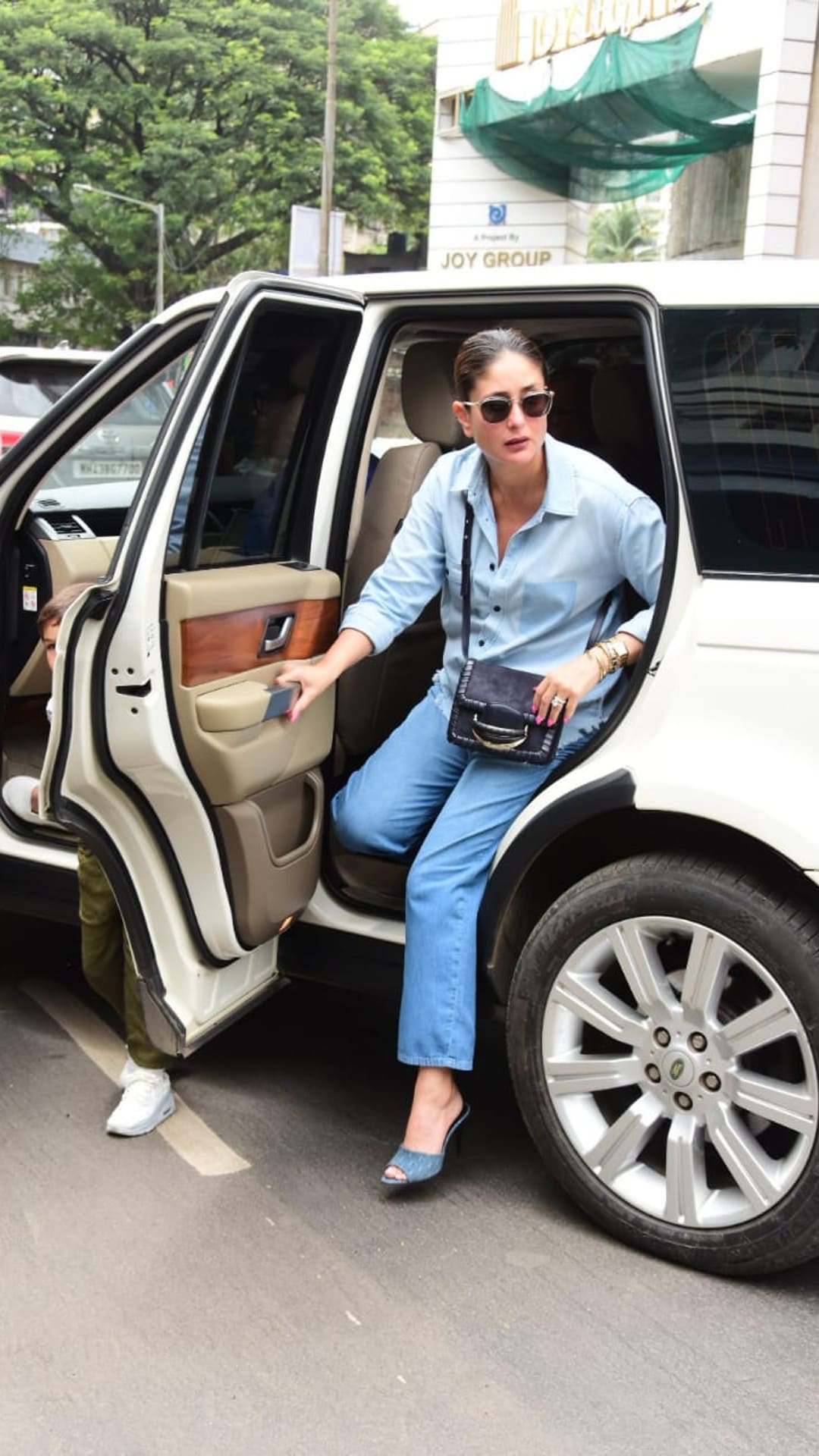 Kareena Kapoor keeps it stylish as she gets spotted in the city
