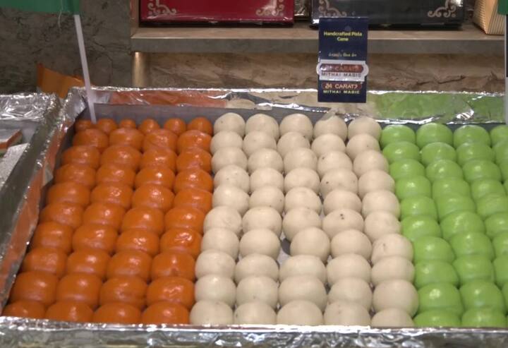 આ દરમિયાન સુરતમાં એક મીઠાઈના દુકાનદારે સંરક્ષ કર્મચારીઓ માટે આજીવન 50 ટકા ડિસ્કાઉન્ટની ઓફર કરી છે.