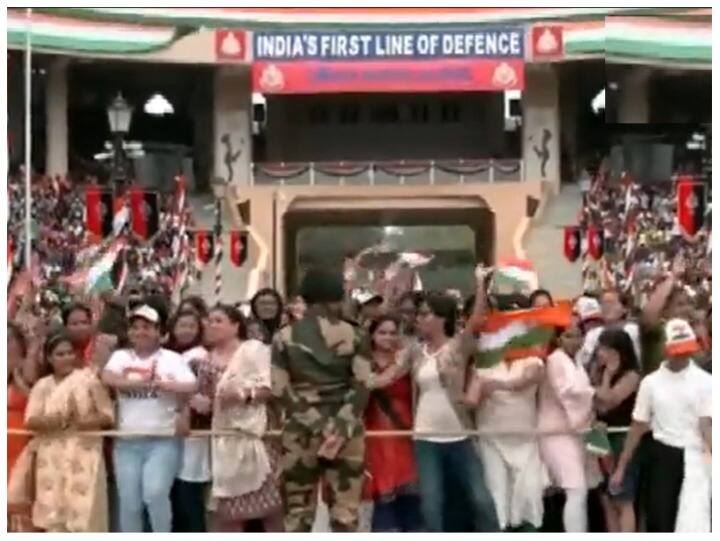 Huge crowd gathers at Attari-Wagah border in Amritsar right before beating retreat ceremony watch video Beating Retreat Ceremony: आजादी के जश्न में डूबा अटारी-वाघा बॉर्डर, हर तरफ नजर आया तिरंगा, थिरकते दिखे लोग