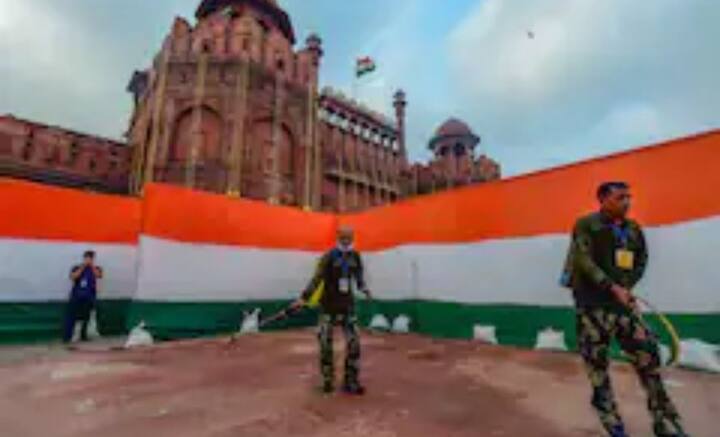 স্বাধীনতা দিবস উপলক্ষে লালকেল্লা চত্বরে কমপক্ষে ৪০০ সিসিটিভি ক্যামেরা বসানো হয়েছে। লাগাতার টহল দিচ্ছে পুলিশ।