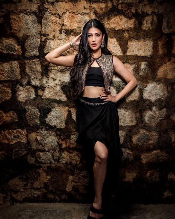 She looks absolutely gorgeous as she strikes a pose in the black ensemble.