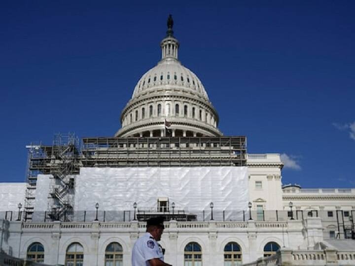 Man Dies After Crashing Car Firing Gun Near america Capitol கட்டடத்தில் காரை மோதிய நபர் துப்பாக்கியால் சுட்டு தற்கொலை! - அமெரிக்க நாடாளுமன்றம் அருகே பரபரப்பு