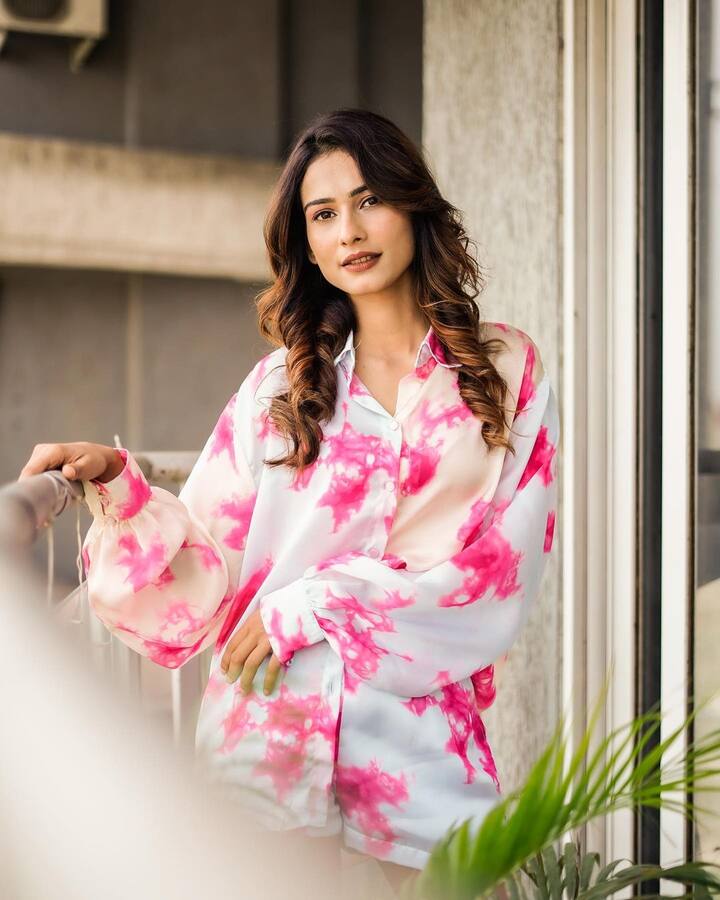 हाल ही में, अनेरी वजानी ने इंस्टाग्राम अकाउंट पर अपनी खूबसूरत तस्वीरें शेयर की हैं. फोटोज में एक्ट्रेस को बालकनी में खड़े होकर पोज देते हुए देखा जा सकता है.