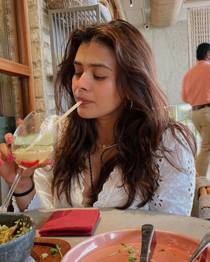 హెబ్బా పటేల్ లేటెస్ట్ ఫోటో ఇది. సండే ఇలా స్పెండ్ చేశారు. ఈ ఫోటో ఇషితా దత్తా తీశారని ఆమె పేర్కొన్నారు. (Image courtesy - @Hebah Patel/Instagram)