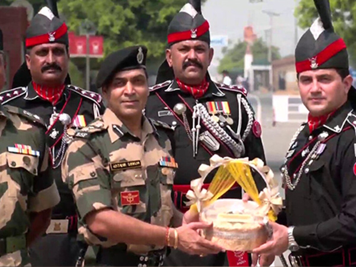 Independence Day 2022: BSF, Pakistan Rangers Exchange Sweets At Attari ...