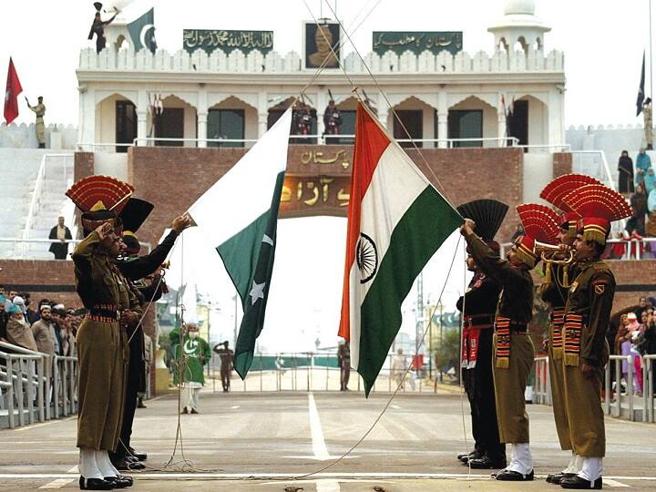 Huge crowd gathers at Attari-Wagah border in Amritsar right before beating retreat ceremony, watch video Beating Retreat Ceremony: சுதந்திர தின கொண்டாட்டம்: வாகா எல்லையில் குவிந்த மக்கள்