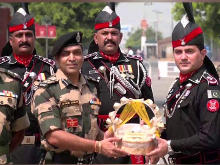 Independence Day 2022: BSF, Pakistan Rangers exchange sweets at Attari-Wagah border Independence Day 2022: पाकिस्तान के स्वतंत्रता दिवस पर बीएसएफ-पाक रेंजर्स ने बाघा-अटारी सीमा पर एक दूसरे को बांटी मिठाइयां