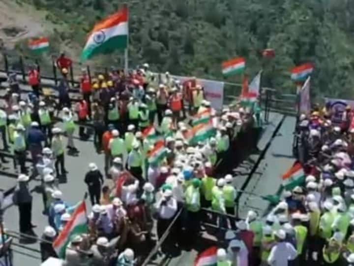 Independence Day 2022: Indian National Flag Waves Atop 'Golden Joint' At World's Highest Railway On Chenab Independence Day 2022: Indian flags fly atop the world's highest Chenab railway bridge, Watch viral video Independence Day 2022: Indian National Flag Waves Atop 'Golden Joint' At World's Highest Railway On Chenab