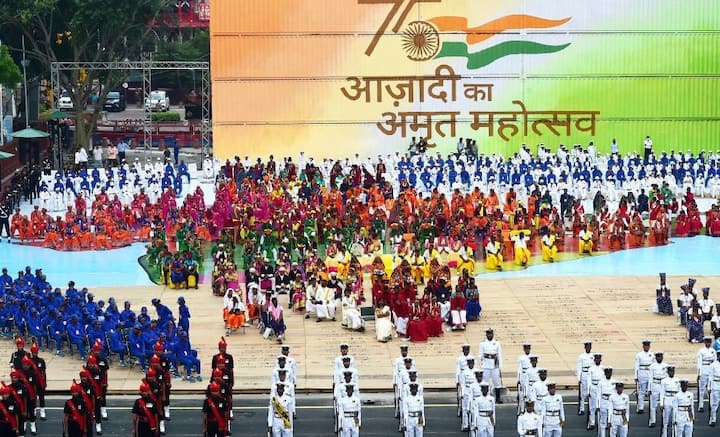এর পাশাপাশি চলছে কুচকাওয়াজ এবং সাংস্কৃতিক অনুষ্ঠানের মহড়া। ভিড় সামলানোর জন্য মোতায়েন কার হচ্ছে বাড়তি পুলিশ, যাতে অনুষ্ঠান চলাকালীন কোনওরকম বিশৃঙ্খলা তৈরি না হয়।