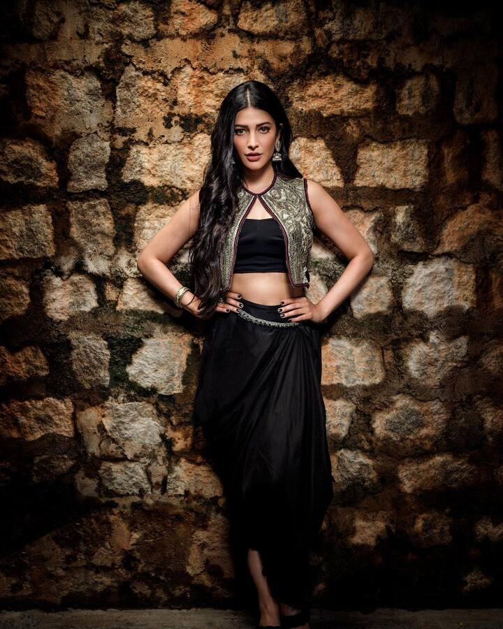 Shruti accessorised her look with silver oxidised jhumkas and kept her tresses open into beach waves.