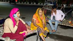 Yamuna Water Level: यमुना का जलस्तर बढ़ने से नोएडा हाईवे को बनाया लोगों ने अपना ठिकाना, खाट लगाकर सोते दिखे, Pics