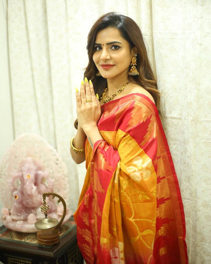 అందమైన చీరలో అషూరెడ్డి -Image Credit: Ashu Reddy/Instagram