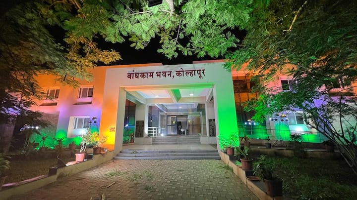 सार्वजनिक बांधकाम विभाग कार्यालयाला करण्यात आलेली रोषणाई