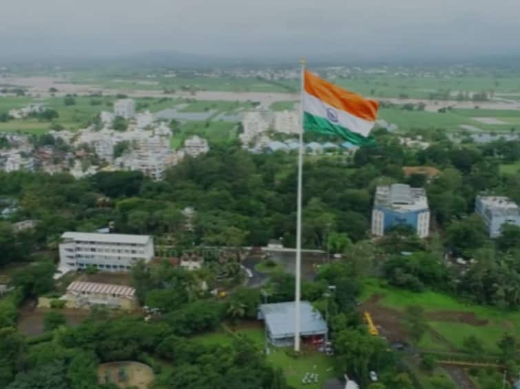 The tricolor worth four and a half lakhs of cloth imported from abroad will be hoisted in Kolhapur Kolhapur News : परदेशातून आयात केलेल्या कापडाचा साडे चार लाख किंमतीचा तिरंगा कोल्हापुरात डौलाने फडकणार!