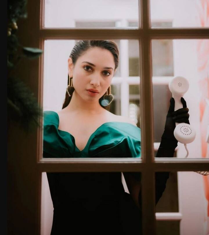 તમન્ના ભાટિયા એક ખૂબસૂરત અભિનેત્રી છે જે ખાસ કરીને હિન્દી ફિલ્મોની સાથે તેલુગુ અને તમિલ ફિલ્મોમાં દેખાય છે. અભિનય ઉપરાંત, તેણી ઘણા સ્ટેજ શોનો ભાગ રહી છે. હાલમાં અભિનેત્રી તેની હોટ તસવીરોને લઈ ચર્ચામાં છે.