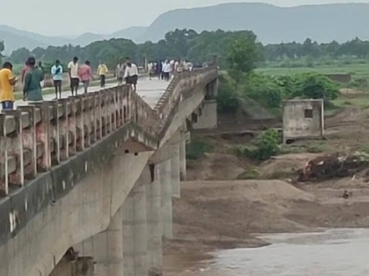 Asifabad District: Bridge sagged on peddavagu of kagaznagar dahegam Asifabad: ఆసిఫాబాద్‌ జిల్లాలో కుంగిన బ్రిడ్జి, పక్కకు ఒరిగిపోయిన పిల్లర్ - ఏ క్షణమైనా కూలే ఛాన్స్!