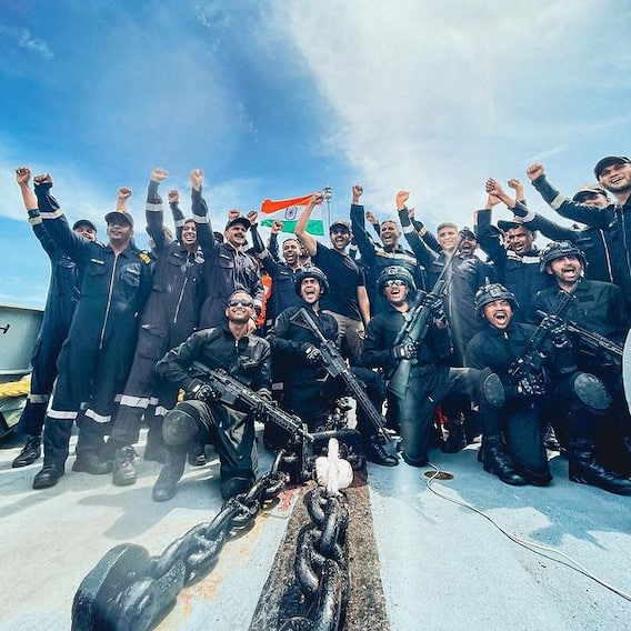 Kartik Aaryan Pics: नौसेना के जवानों के साथ कार्तिक आर्यन ने मनाया आजादी का अमृत महोत्सव, शेयर कीं शानदार फोटो