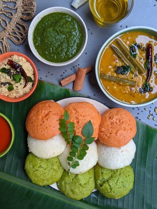 ત્રિ-રંગી ઈડલીઃ સમગ્ર ભારતમાં લોકો દક્ષિણ ભારતીય ખોરાકને પસંદ કરે છે કારણ કે તે હળવો અને આરોગ્યપ્રદ છે. તેથી, અહીં એક સરળ ઇડલી રેસીપી છે જેમાં સિંગલ ઇડલીમાં ત્રણેય ધ્વજ રંગોનો સમાવેશ થાય છે. કેસરી રંગ માટે, તમે ગાજરની પ્યુરીનો ઉપયોગ કરી શકો છો, સફેદ માટે નિયમિત ઇડલીનો લોટ અને લીલા માટે પાલકની પ્યુરીનો ઉપયોગ કરી શકો છો. (Photo - ANI)