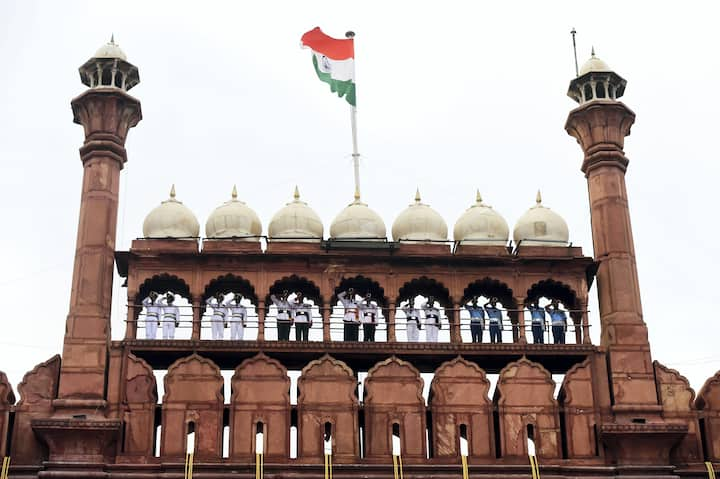 Preparation at Red Fort: রাত পোহালেই স্বাধীনতা দিবস। তার আগে শেষ মুহূর্তের প্রস্তুতি চলছে রাজধানীর বুকে। চূড়ান্ত তৎপরতা লালকেল্লা এবং রাজপথে। ছবি: পিটিআই।