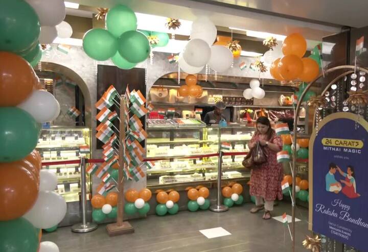 દુકાનદારના કહેવા મુજબ PM મોદીની 'હર ઘર તિરંગા' પહેલને ધ્યાનમાં રાખીને, અમે અમારી દુકાનને ધ્વજથી ભરી દીધી છે. આઝાદીના અમૃતને તહેવારમાં વધુ રંગોથી ભરી શકાય તે માટે અમે આ પહેલ કરી છે.