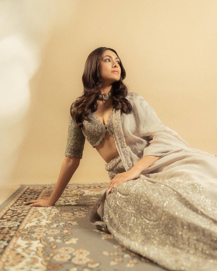 अभिनेत्री मृणाल ठाकूरने केवळ इंडस्ट्रीतच नाही तर प्रेक्षकांच्या हृदयातही स्वतःसाठी एक खास स्थान निर्माण केले आहे.(फोटो सौजन्य :mrunalthakur/इंस्टाग्राम)