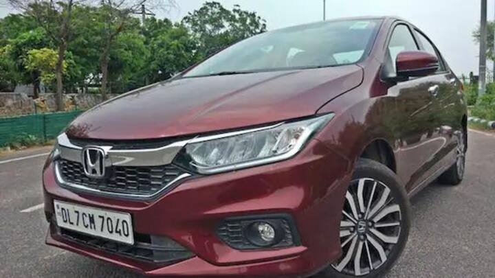 Honda City : ভারতের প্রথম প্রিমিয়াম সেডানগুলির মধ্যে একটি হন্ডা সিটি। প্রথম কয়েকটি প্রজন্মের মডেলগুলি ভারতকে দুর্দান্ত Vtec ইঞ্জিন, বড় জায়গা ও অত্যধুনিক ইঞ্জিনিয়ারিং প্রযুক্তির সঙ্গে এসেছে। একটি প্রিমিয়াম সেডানের অভিজ্ঞতা দেয় এই গাড়ি।
