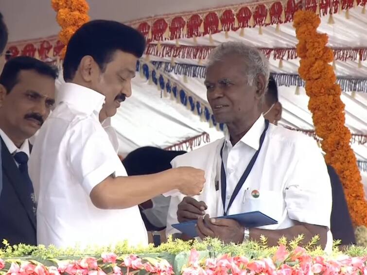 Independence Day 2022: Indian Communist Leader Nallakannu returns Gift amount of Thagasal Tamizhar award to CM Relief Fund R. Nallakannu: தகைசால் தமிழர் விருது: பரிசுத்தொகை ரூ.10 லட்சத்துடன், தன் 5000 ரூபாய் சேர்த்து முதலமைச்சர் நிவாரண நிதிக்கு அளித்தார் நல்லகண்ணு