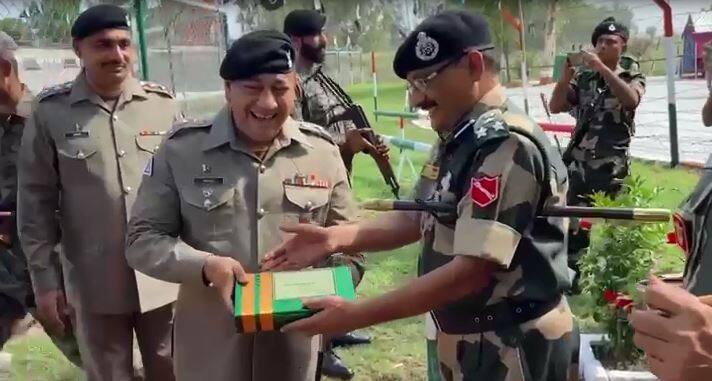 BSF jawans gave sweets to Pakistani Rangers at India-Pakistan International Sadaki border ਭਾਰਤ-ਪਾਕਿਸਤਾਨ ਕੌਮਾਂਤਰੀ ਸਾਦਕੀ ਬਾਰਡਰ 'ਤੇ ਬੀਐਸਐਫ ਜਵਾਨਾਂ ਨੇ ਪਾਕਿਸਤਾਨੀ ਰੇਂਜਰਾਂ ਨੂੰ ਦਿੱਤੀ ਮਿਠਾਈ