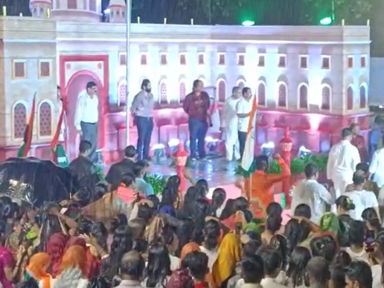 Mumbai Independence Day 2022 MNS leader amit raj Thackeray hoisted flag in rain midnight at mulund Independence Day 2022: भर पावसात अमित ठाकरे यांनी मध्यरात्री केले ध्वजारोहण