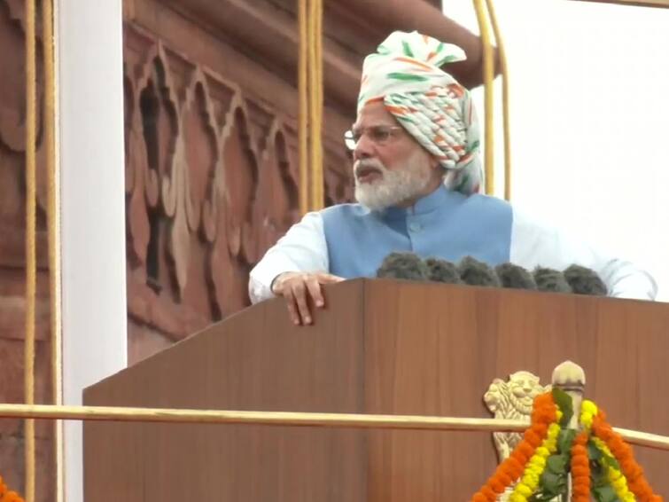 Independence Day 2022 pm narendra modi flag hoisting flah 9th time from red fort Marathi news Independence Day 2022 : स्वातंत्र्याचा अमृतमहोत्सव; पंतप्रधान मोदींनी सलग नवव्यांदा फडकावला राष्ट्रध्वज