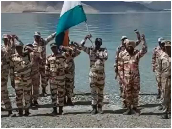 सिक्किम में 18,000 फीट की ऊंचाई पर स्वतंत्रता दिवस मनाते हुए ITBP के जवान.