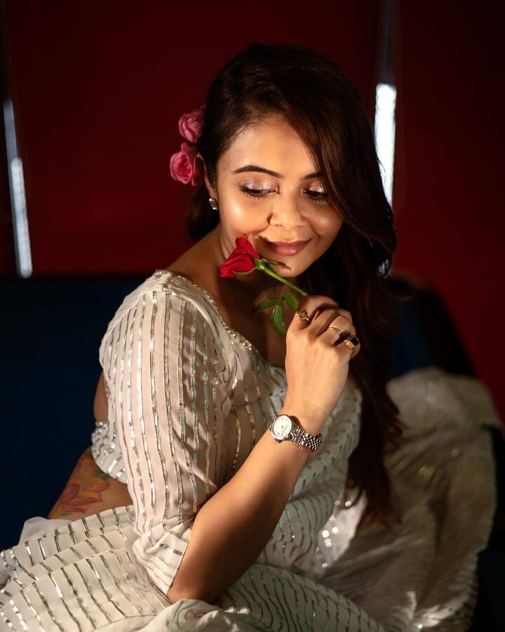 अलीकडेच, अभिनेत्रीने तिचे फोटो इंस्टाग्राम अकाउंटवर शेअर केले आहेत, ज्यामध्ये ती साडीमध्ये दिसत आहे. (फोटो सौजन्य :devoleena/इंस्टाग्राम)