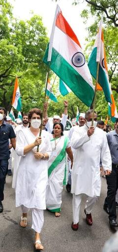 Independence Day: कांग्रेस की 'आजादी गौरव यात्रा' में शामिल हुईं प्रियंका गांधी, शहीदों को कुछ यूं किया याद