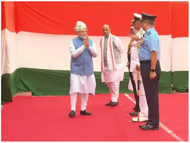 लाल किल्ल्यावरुल ध्वजारोहणाच्या कार्यक्रमासाठी जगभरातील अनेक व्हीआयपी/व्हीव्हीआयपी, विशेष आमंत्रित लोग, एनसीसीचे कॅडेट आणि इतर लोक उपस्थित होते.