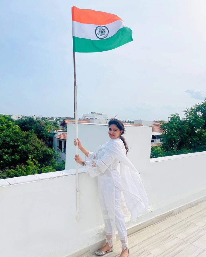 தேசியக் கொடியுடன் தேசிய விருது நாயகி கீர்த்தி சுரேஷ்..!