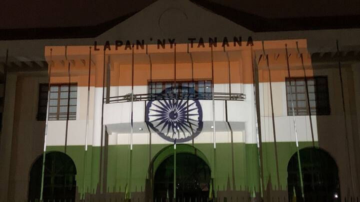 মাদাগাস্কারের রাজধানীতে টাউন হল সেজে উঠেছে তেরঙ্গা আলোকসজ্জায়। ভারতের স্বাধীনতার ৭৫তম বর্ষপূর্তি উপলক্ষে এই সাজ।